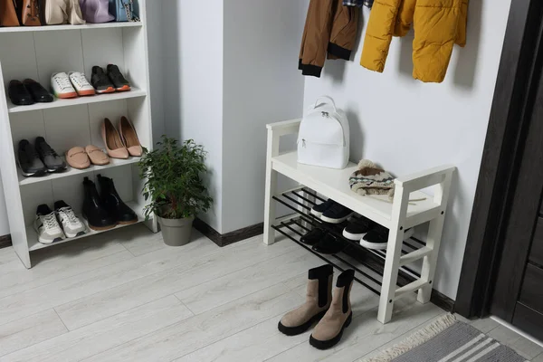 Rayonnage Banc Rangement Chaussures Près Mur Blanc Dans Couloir Design — Photo
