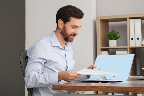 ビジネスマンはオフィスの木製テーブルのファイルフォルダに文書を置く — ストック写真
