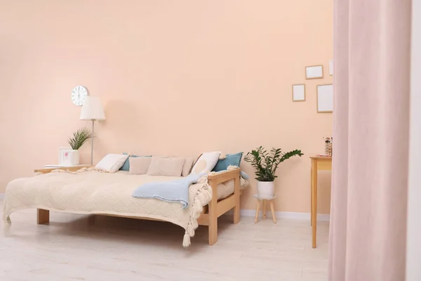 Acogedor Interior Habitación Con Cómodo Sofá Cama Mobiliario Multifuncional —  Fotos de Stock