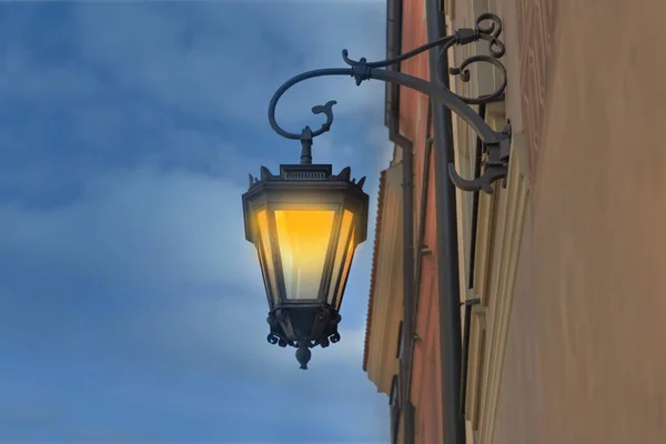Włączony Wiszące Lampy Uliczne Starym Stylu Mody Budynku — Zdjęcie stockowe