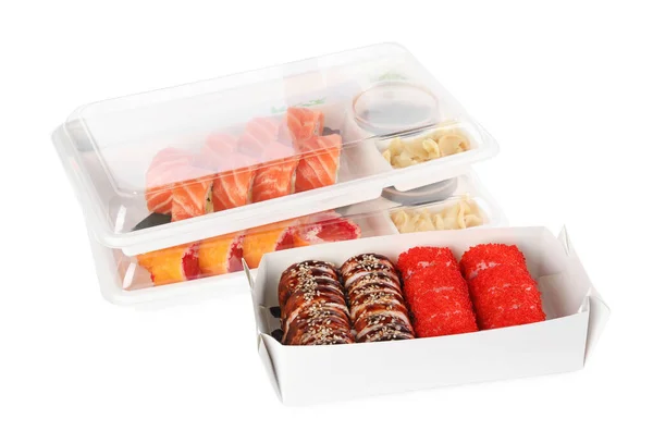 食品交付 白色背景的不同美味寿司卷的容器 — 图库照片