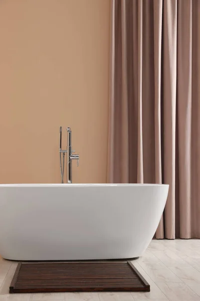 Elegante Baño Interior Con Bañera Cerámica Cerca Cortinas Beige —  Fotos de Stock