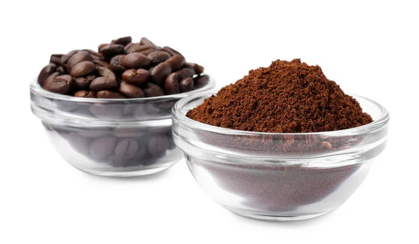Schalen Met Gemalen Koffie Gebrande Bonen Witte Achtergrond — Stockfoto