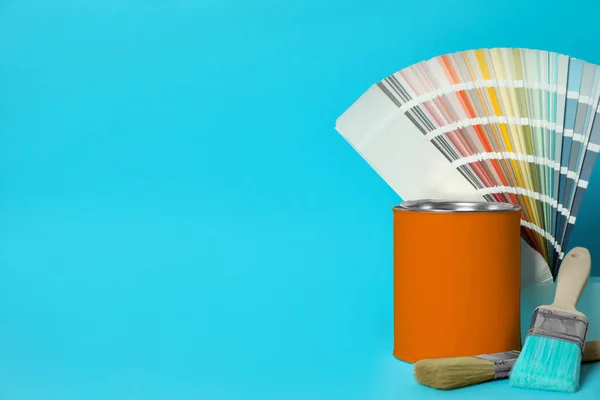 Plechovka Oranžové Barvy Barevné Vzorky Palety Štětce Tyrkysovém Pozadí Mezera — Stock fotografie