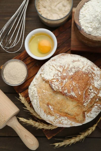 Taze Pişmiş Ekşi Ekmek Ahşap Masada Malzemeler Düz Uzanmış — Stok fotoğraf