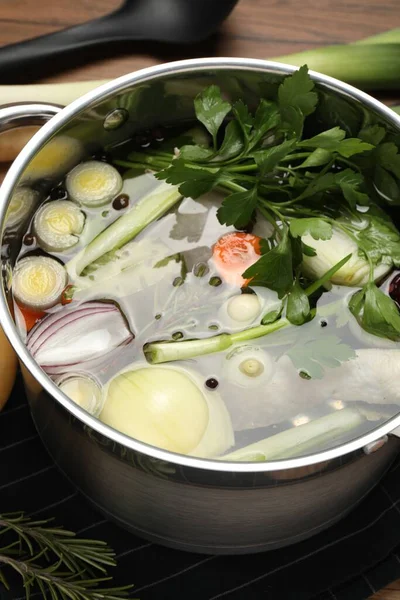 Pote Com Ingredientes Diferentes Para Cozinhar Caldo Saboroso Mesa — Fotografia de Stock