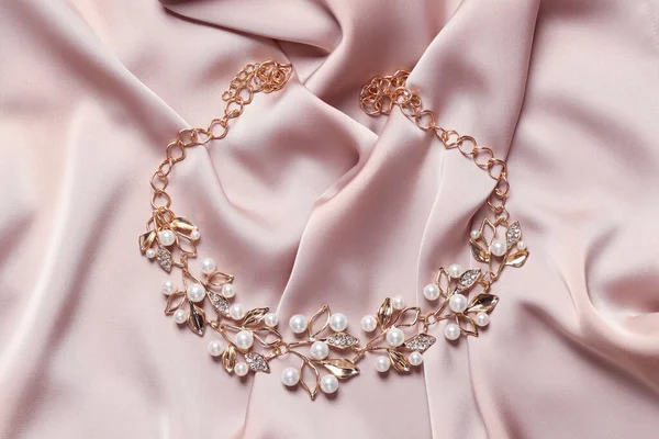 Krásný Náhrdelník Béžové Tkanině Pohled Shora Luxusní Šperky — Stock fotografie