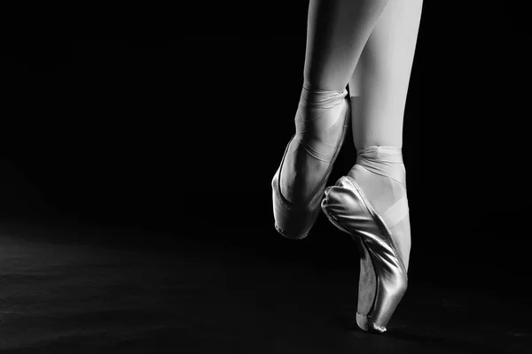 点状の靴のダンスでバレリーナは テキストのためのスペースと密接に 白黒効果 — ストック写真