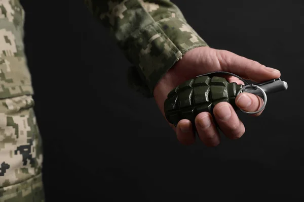 Солдат Тримає Ручну Гранату Чорному Тлі Крупним Планом Військова Служба — стокове фото