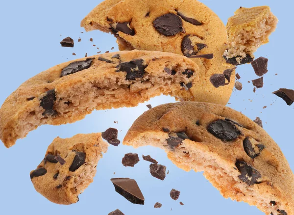 Savoureux Biscuits Aux Pépites Chocolat Tombant Sur Fond Bleu Clair — Photo