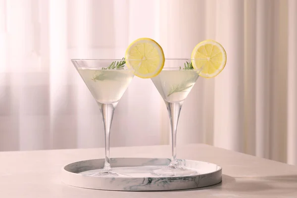Marmorbricka Med Martini Glas Färsk Cocktail Rosmarin Och Citronskivor Beige — Stockfoto