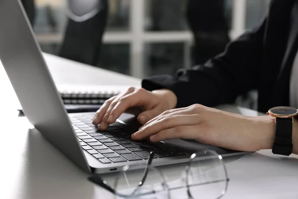 Mulher Trabalhando Com Laptop Mesa Branca Escritório Close — Fotografia de Stock