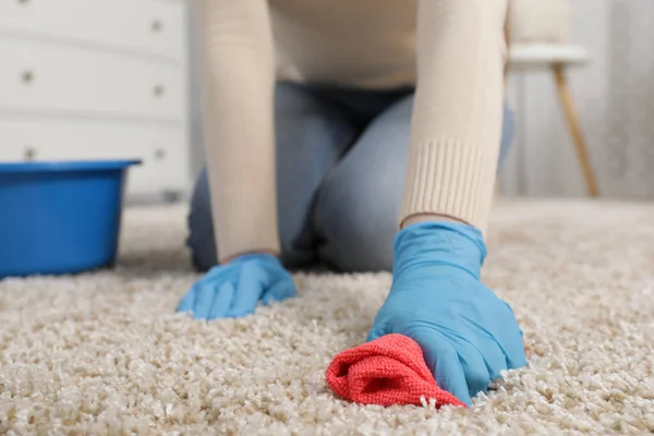 Woman Rubber Gloves Cleaning Carpet Rag Indoors Closeup Space Text — Stock Photo, Image