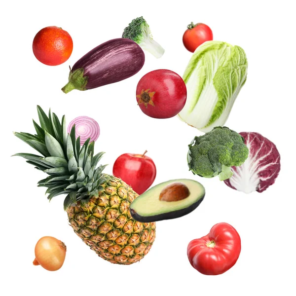 Muitos Vegetais Frescos Frutas Caindo Fundo Branco — Fotografia de Stock