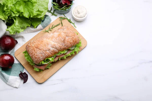Läcker Smörgås Med Lax Och Ingredienser Vitt Bord Platt Ligg — Stockfoto
