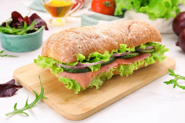 Heerlijke Sandwich Met Verse Groenten Zalm Witte Tafel Close — Stockfoto
