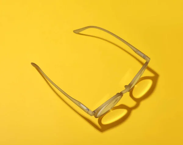 Óculos Com Lentes Corretivas Fundo Amarelo Vista Acima — Fotografia de Stock