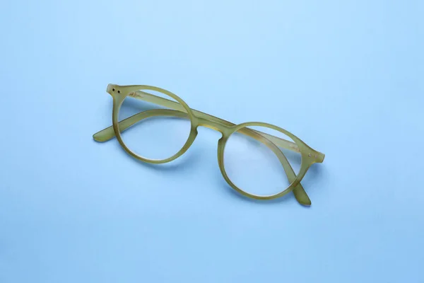 Óculos Com Lentes Corretivas Fundo Azul Claro Vista Superior — Fotografia de Stock