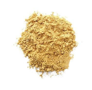 Beyaz arka planda aromatik hardal tozu yığını.