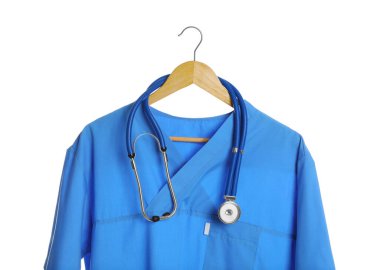 Açık mavi üniforma ve beyaz arka planda steteskop.