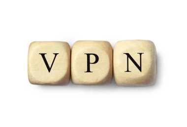 Beyaz arkaplanda VPN kısaltmalı ahşap boncuklar, üst görünüm