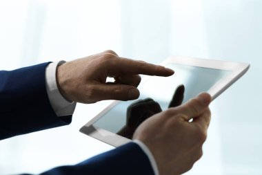 Kapalı alanda yeni tablet kullanan adamın yakın görüntüsü