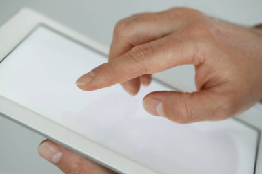Kapalı alanda yeni tablet kullanan adamın yakın görüntüsü