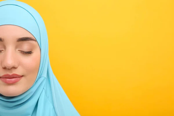 Muselman Kvinna Hijab Orange Bakgrund Närbild Plats För Text — Stockfoto