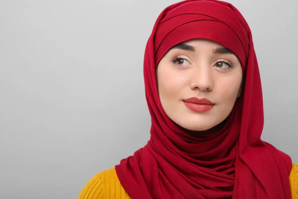 Açık Gri Arkaplanda Tesettürlü Müslüman Kadın Metin Için Boşluk — Stok fotoğraf