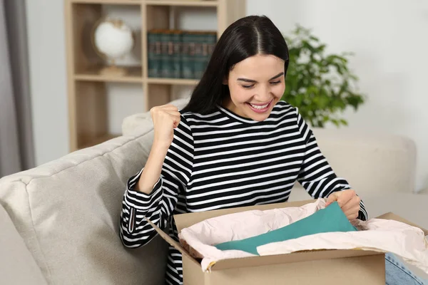 Emotionale Junge Frau Mit Paket Hause Internet Einkauf — Stockfoto