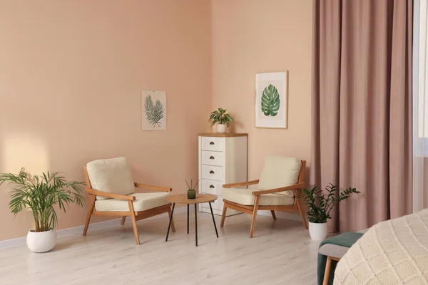 Stílusos Belső Tér Kényelmes Bútorokkal Gyönyörű Ablakfüggönyökkel — Stock Fotó