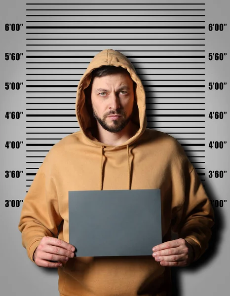 犯罪抢劫案 持空白卡对照高程图的被捕男子 — 图库照片