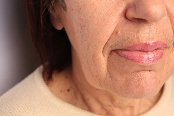 Perawatan Kulit Wanita Senior Pandangan Tertutup Bibir — Stok Foto