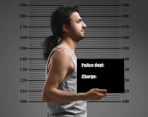 Suçlu Sabıkalı Fotoğrafı Yükseklik Çizelgesine Karşı Boş Kartı Olan Tutuklu — Stok fotoğraf