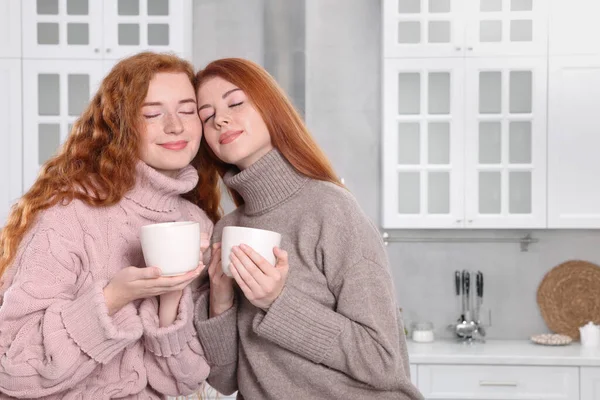 Mutfaktaki Güzel Kızıl Saçlı Kız Kardeşlerin Portresi Metin Için Boşluk — Stok fotoğraf