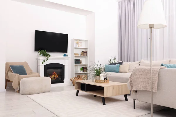 Stilvolle Wohnzimmereinrichtung Mit Gemütlichem Sofa Tisch Fernseher Und Kamin — Stockfoto