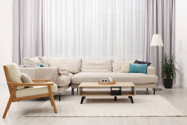 Stilvolles Wohnzimmer Mit Gemütlichem Sofa Tisch Und Sessel — Stockfoto