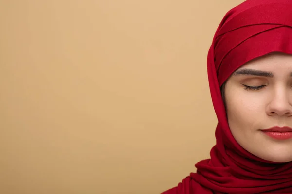 Muselman Kvinna Hijab Beige Bakgrund Utrymme För Text — Stockfoto