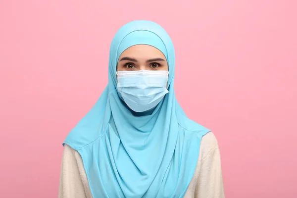 Портрет Мусульманки Хиджабе Медицинской Маске Розовом Фоне — стоковое фото