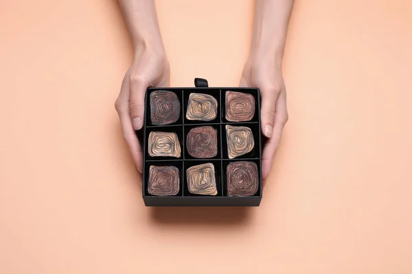 Mujer Con Caja Deliciosos Caramelos Chocolate Sobre Fondo Beige Vista — Foto de Stock