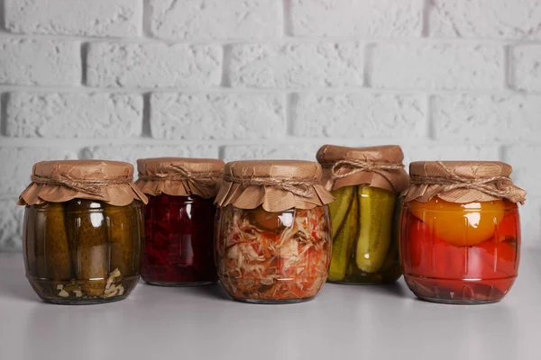 Mange Glasskrukker Med Forskjellige Konserverte Grønnsaker Lysegrått Bord – stockfoto