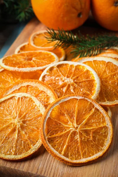 Trockene Orangenscheiben Und Tannenzweige Auf Holzbrett Nahaufnahme — Stockfoto