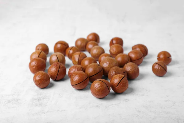 Lahodné Organické Macadamia Ořechy Bílém Strukturovaném Stole — Stock fotografie