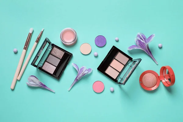 Composición Plana Con Diferentes Productos Maquillaje Hermosas Flores Sobre Fondo — Foto de Stock