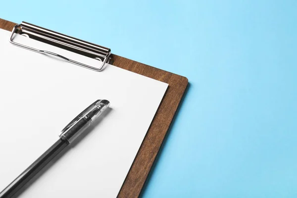 Nieuw Houten Klembord Met Blanco Vel Papier Pen Lichtblauwe Ondergrond — Stockfoto