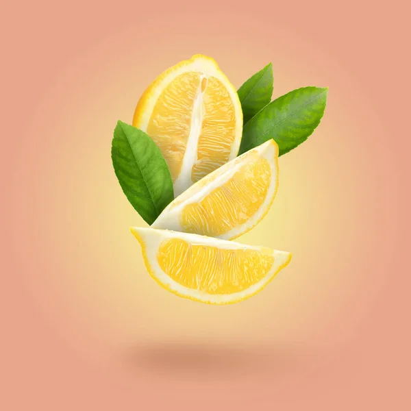 Schneiden Sie Frische Zitrone Mit Grünen Blättern Die Auf Pastellfarbenem — Stockfoto