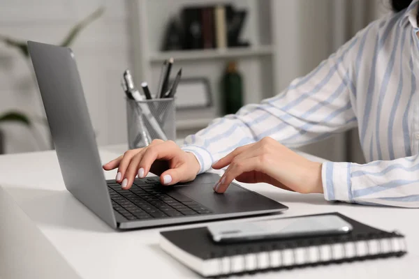 Mulher Trabalhando Com Laptop Mesa Branca Dentro Casa Close — Fotografia de Stock