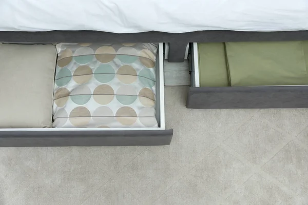 Schubladen Mit Bettwäsche Unter Modernem Bett Zimmer Über Aussicht — Stockfoto