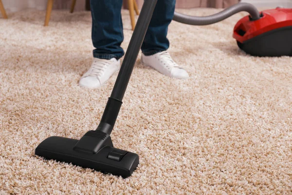 Pria Membersihkan Karpet Dengan Vacuum Cleaner Rumah Closeup — Stok Foto