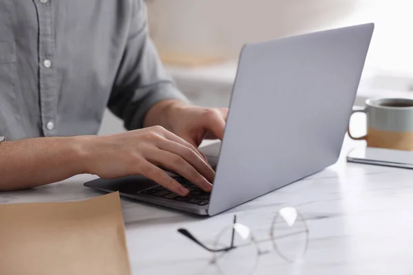Mann Arbeitet Auf Laptop Weißem Marmortisch Drinnen Nahaufnahme — Stockfoto